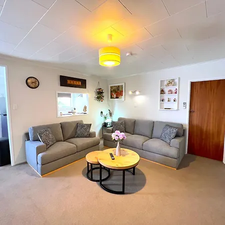 Rotorua Holiday Home - Prime Location - With Garden